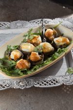 Запеченные шампиньоны с фетой под шапкой из сулугуни