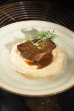 Томлёные телячьи щечки с картофельным пюре