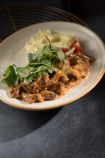 Бефстроганоф с картофельным пюре