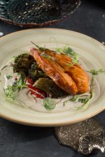 Стейк лосося с овощами