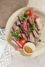 Тарелка мясных деликатесов
