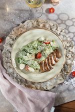 Салат Цезарь с курицей