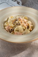 Паста с курицей и грибами