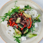 Пикантный салат с тёплой телятиной, фетаксой и овощами