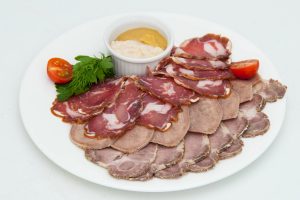 01 Тарелка мясных деликатесов
