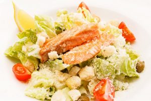 04 салат цезарь с лососем